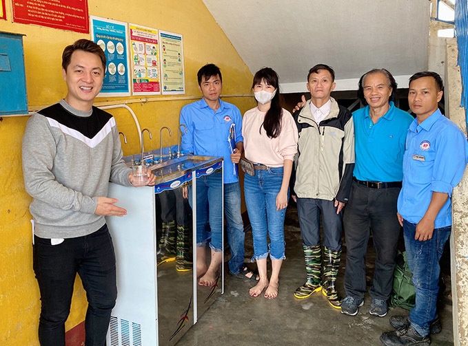 Vợ chồng Đăng Khôi ủng hộ đồng bào miền Trung khắc phục hậu quả bão lụt - 3