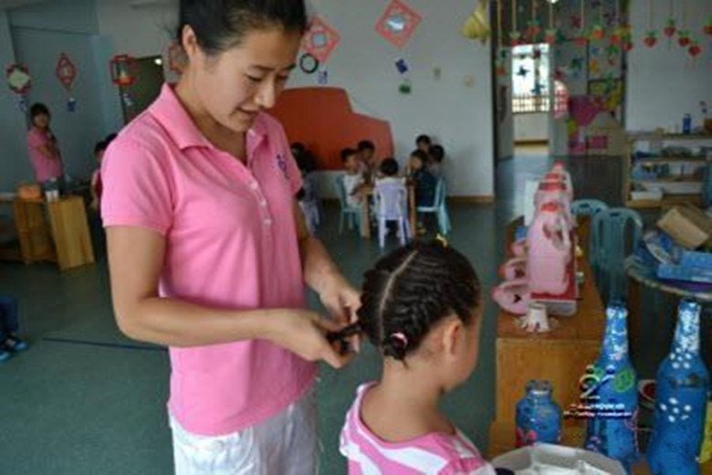 Con gái đi học về khoe mỗi ngày một kiểu tóc tết xinh, mẹ tức giận chất vấn cô giáo - 1