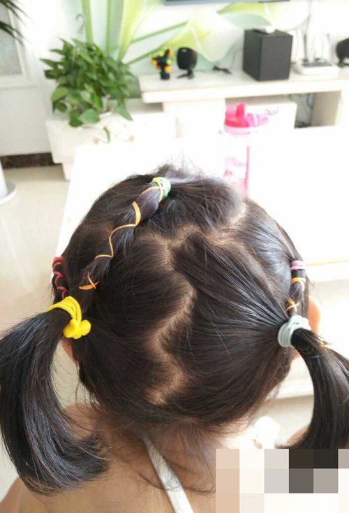 Con gái đi học về khoe mỗi ngày một kiểu tóc tết xinh, mẹ tức giận chất vấn cô giáo - 2