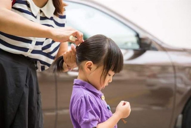 Con gái đi học về khoe mỗi ngày một kiểu tóc tết xinh, mẹ tức giận chất vấn cô giáo - 7