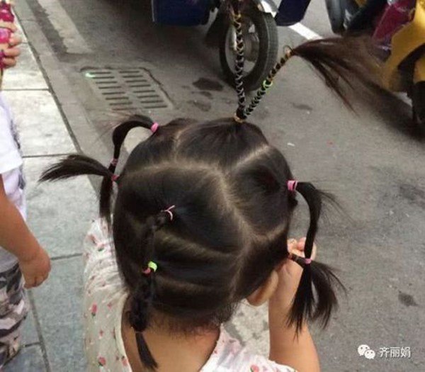 Con gái đi học về khoe mỗi ngày một kiểu tóc tết xinh, mẹ tức giận chất vấn cô giáo - 4