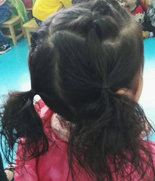 Con gái đi học về khoe mỗi ngày một kiểu tóc tết xinh, mẹ tức giận chất vấn cô giáo - 5