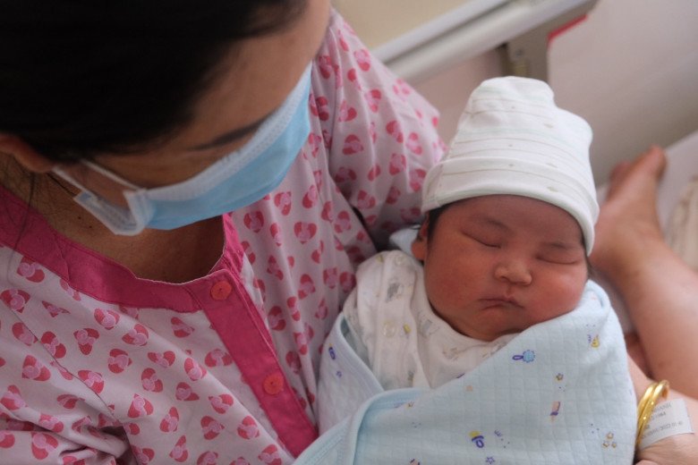 Em bé nặng 5,1kg vừa chào đời bằng phương pháp đẻ thường trước sự bất ngờ của ê-kíp bác sĩ - 2
