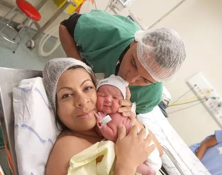 Hy hữu: Mẹ và con gái cùng sinh em bé trong một ngày, 2 đứa trẻ có nhiều điểm trùng hợp thú vị - 2