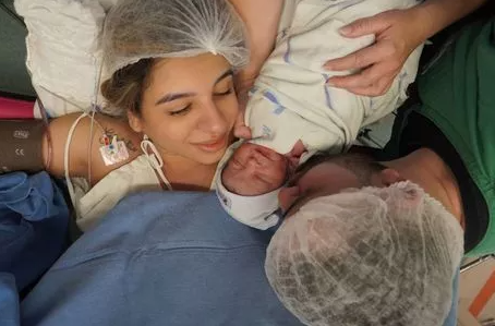 Hy hữu: Mẹ và con gái cùng sinh em bé trong một ngày, 2 đứa trẻ có nhiều điểm trùng hợp thú vị - 3