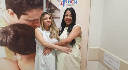 Hy hữu: Mẹ và con gái cùng sinh em bé trong một ngày, 2 đứa trẻ có nhiều điểm trùng hợp thú vị - 1