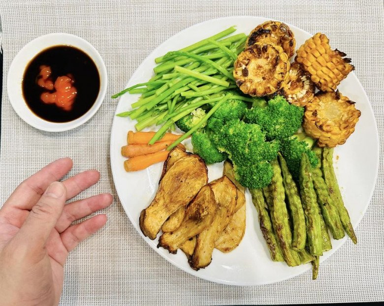 "MC giàu nhất Việt Nam" làm món ăn đầy màu sắc vừa ngon lại không mập, phiên bản nam của Hồ Ngọc Hà liền khoái - 7