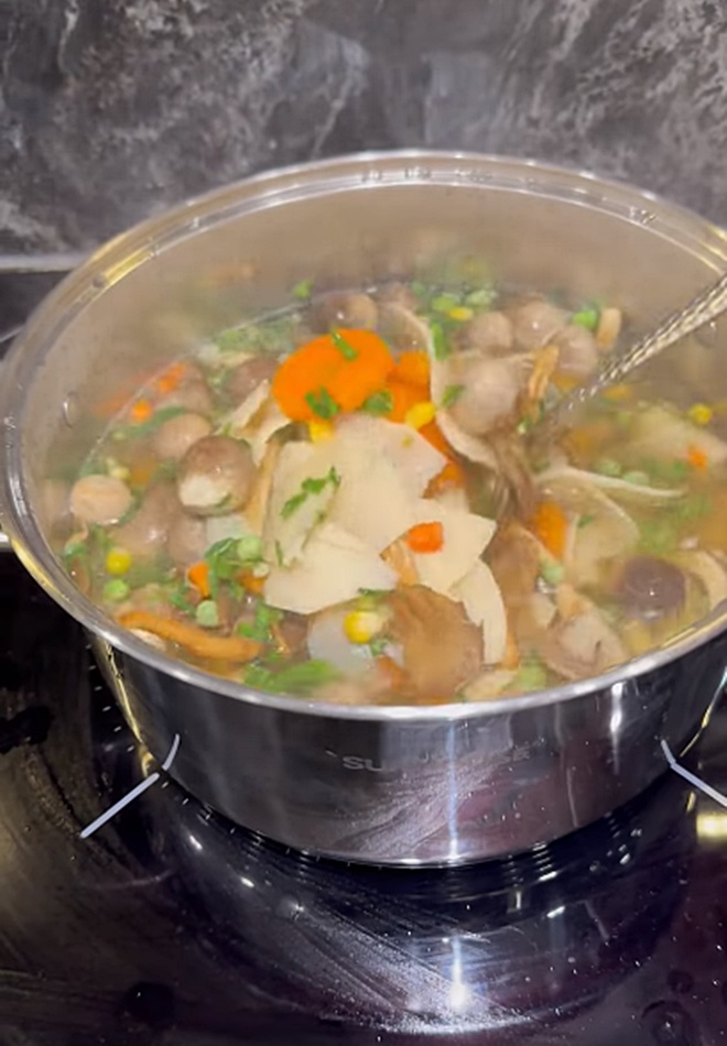 "MC giàu nhất Việt Nam" làm món ăn đầy màu sắc vừa ngon lại không mập, phiên bản nam của Hồ Ngọc Hà liền khoái - 3