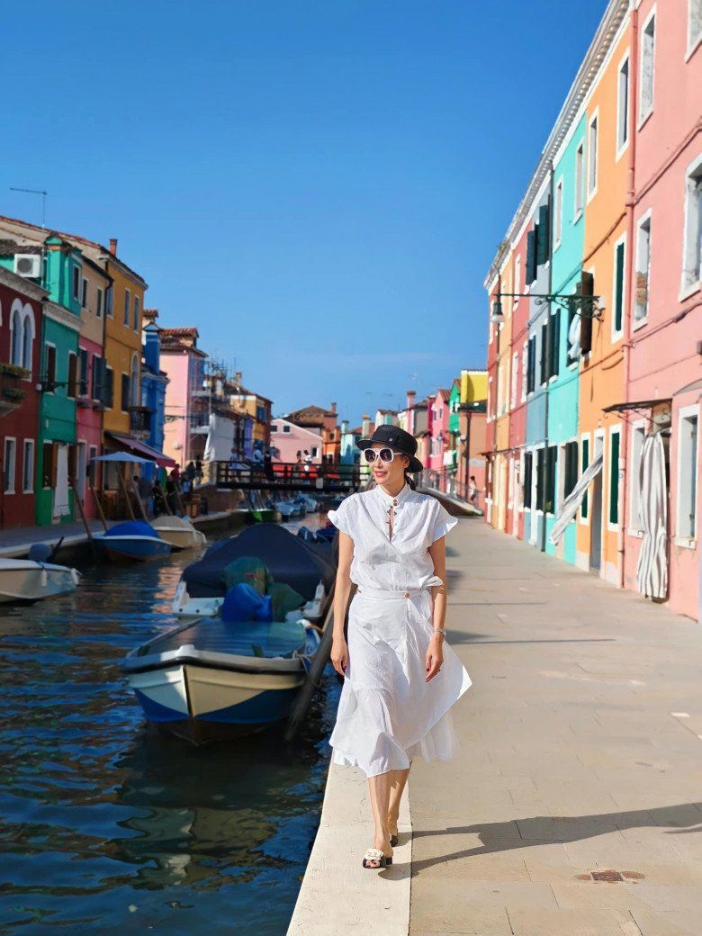 Đẳng cấp hoa hậu gốc Hoàng tộc của Việt Nam, đi Châu Âu có người hộ tống mua sắm - 4