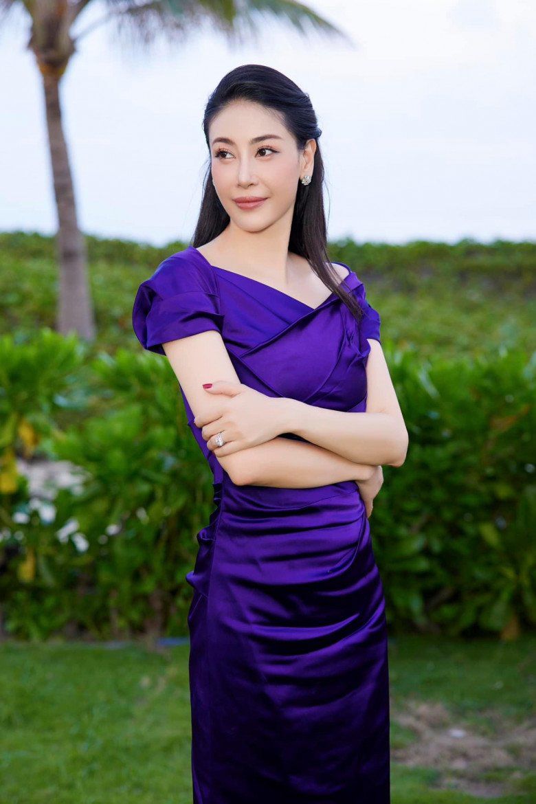 Đẳng cấp hoa hậu gốc Hoàng tộc của Việt Nam, đi Châu Âu có người hộ tống mua sắm - 7