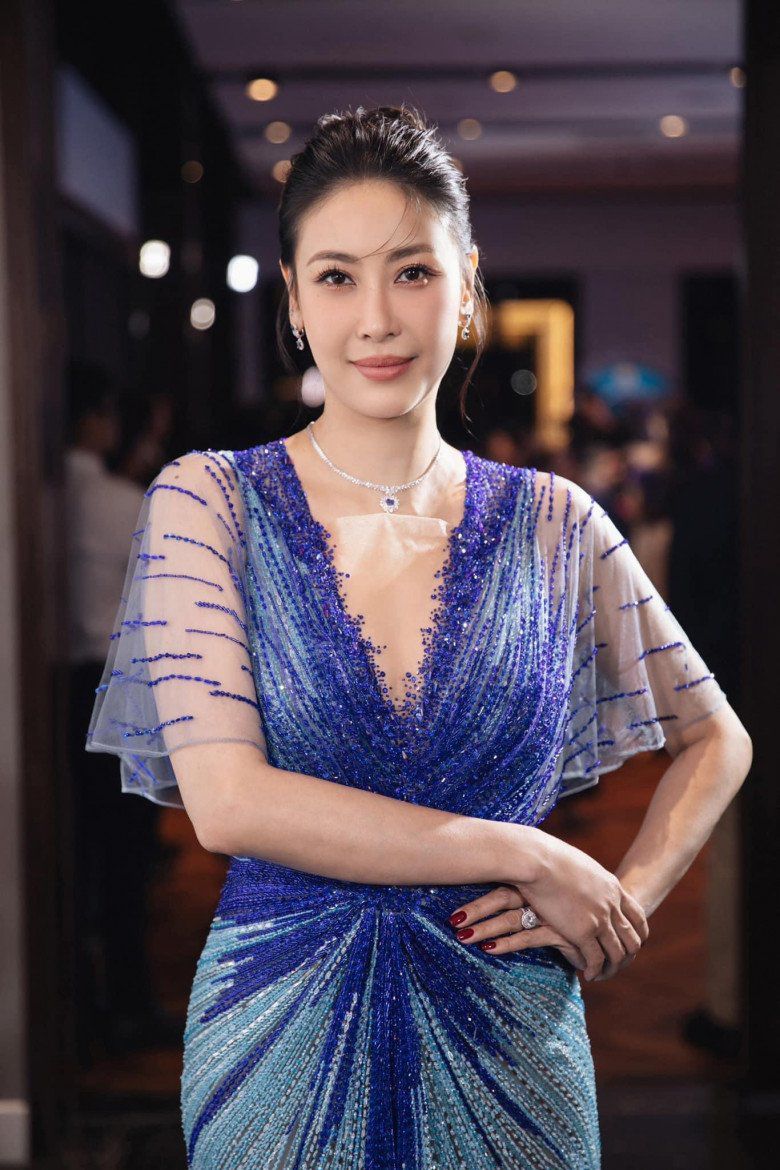 Đẳng cấp hoa hậu gốc Hoàng tộc của Việt Nam, đi Châu Âu có người hộ tống mua sắm - 5