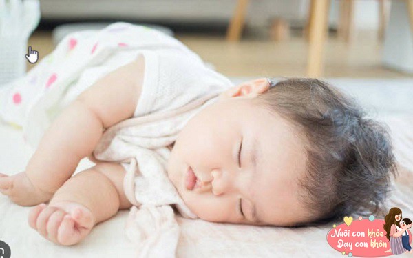 Trẻ sơ sinh hay cười thầm khi ngủ không hẳn nằm mơ, có thể từ 4 nguyên nhân này - 9
