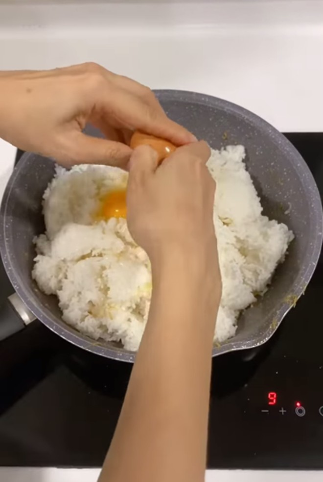 Vợ Hoàng Bách làm món vét tủ lạnh ngon ngất ngây, lúc nấu mẹ chồng phán: "Con cô thì cô chăm, con tôi thì tôi chăm" - 6