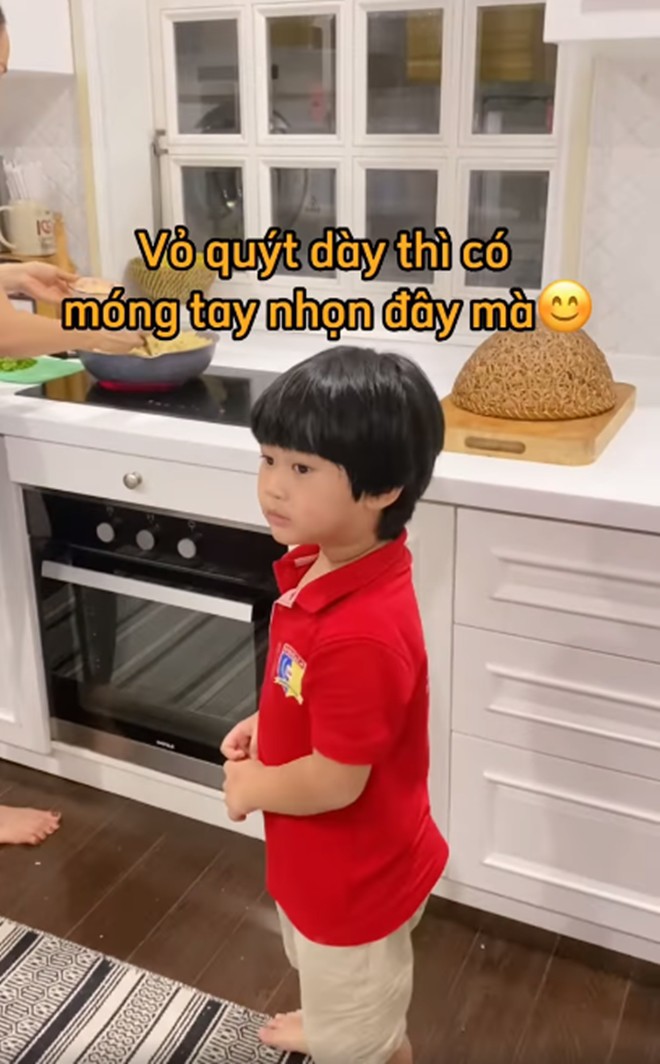 Vợ Hoàng Bách làm món vét tủ lạnh ngon ngất ngây, lúc nấu mẹ chồng phán: "Con cô thì cô chăm, con tôi thì tôi chăm" - 11