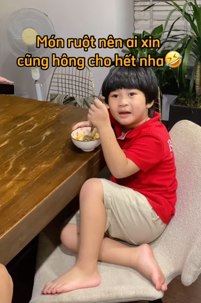 Vợ Hoàng Bách làm món vét tủ lạnh ngon ngất ngây, lúc nấu mẹ chồng phán: "Con cô thì cô chăm, con tôi thì tôi chăm" - 12