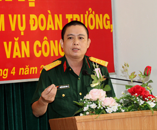 Thượng tá Nghệ sỹ ưu tú Nguyễn Xuân Hùng - Đoàn trưởng đoàn Văn công Quân khu 7 - 1