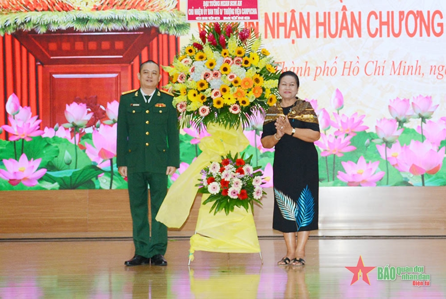 Thượng tá Nghệ sỹ ưu tú Nguyễn Xuân Hùng - Đoàn trưởng đoàn Văn công Quân khu 7 - 3