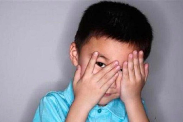 Con trai 7 tuổi kể với hàng xóm "thấy bố mẹ hôn nhau", cách người mẹ xử lý sau đó ai cũng không ngờ tới - 2