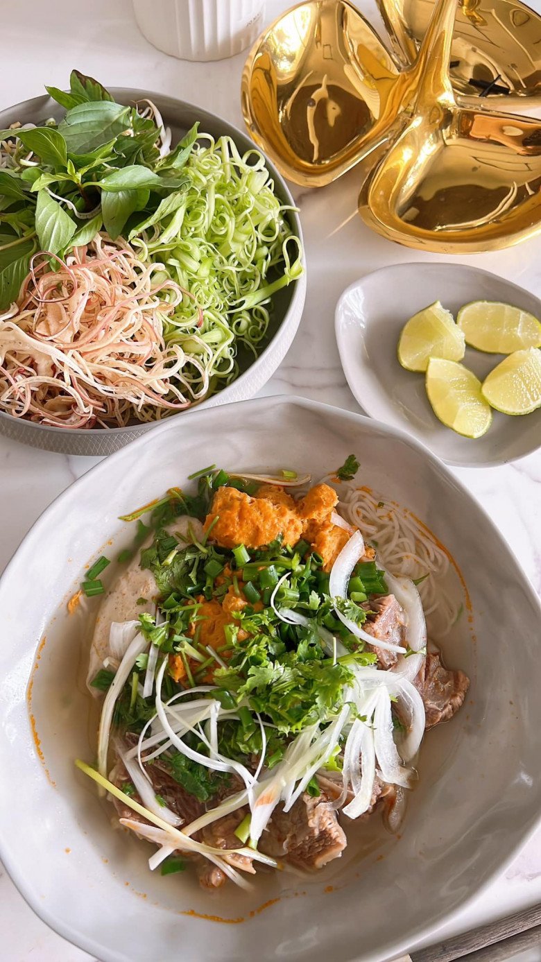 Lê Thúy hào hứng nấu bún nhưng thành phẩm "dở ẹc", nữ ca sĩ "Cô đơn trên sofa" bình luận bất ngờ - 2