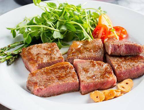 Cách làm bò bít tết bằng chảo kiểu Pháp và Việt Nam, mềm ngon như nhà hàng - 7