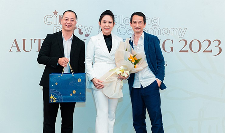 Đạo diễn Trần Anh Hùng và gia đình về Việt Nam, nhan sắc con gái gây chú ý - 2