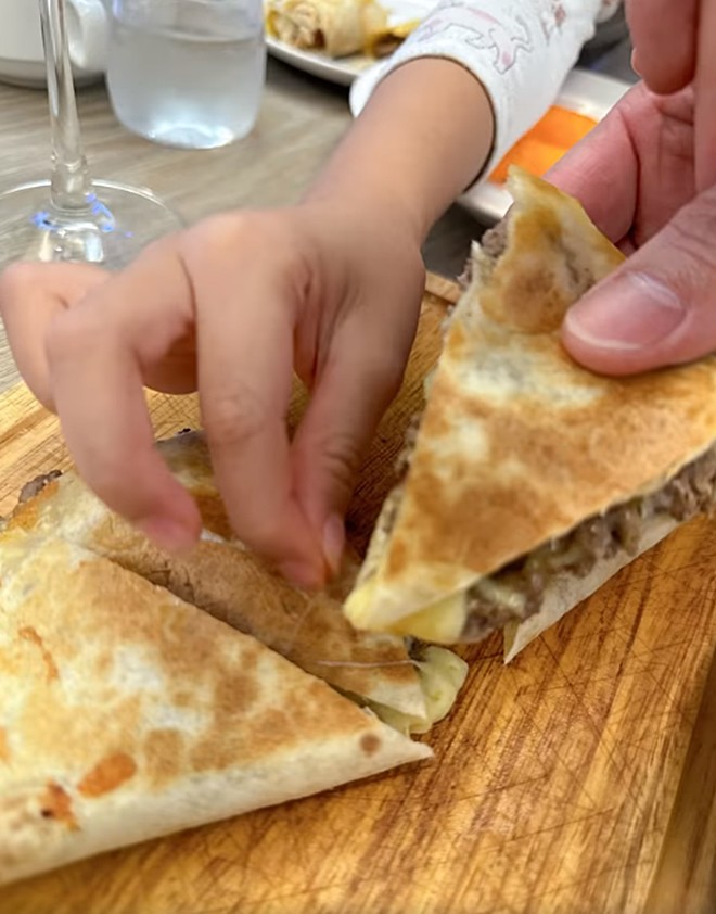 Phan Như Thảo đi khỏi nhà quá 10 ngày mới được chồng vào bếp nấu cho ăn, đại gia 61 tuổi làm ngay món giòn rụm - 4