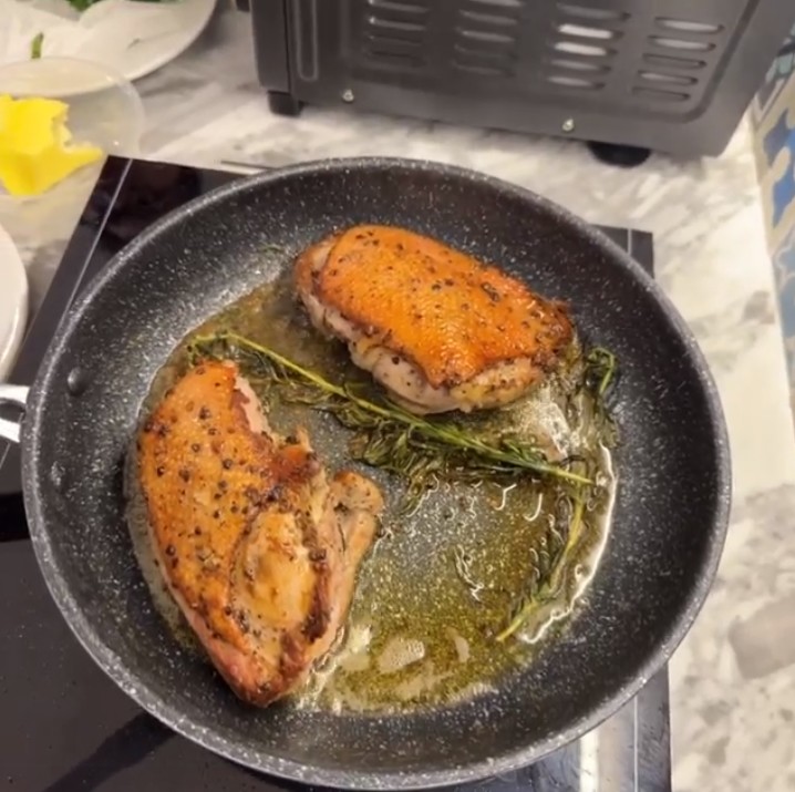 Phan Như Thảo đi khỏi nhà quá 10 ngày mới được chồng vào bếp nấu cho ăn, đại gia 61 tuổi làm ngay món giòn rụm - 10