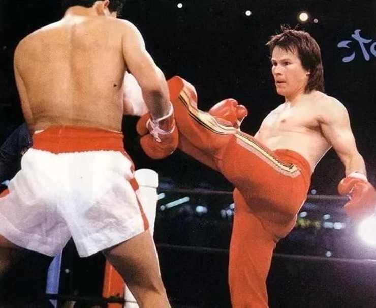 Siêu sao võ thuật 6 lần vô địch thế giới, đá Thành Long bay xuống đất, Nguyên Bưu bất tỉnh - 2