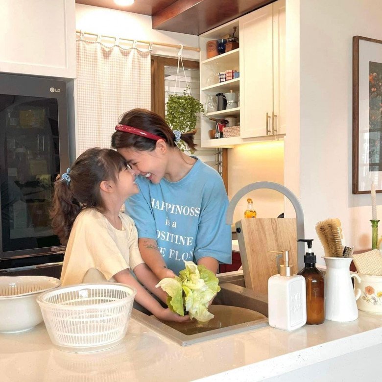 Gia đình nổi tiếng mạng xã hội Việt: Vợ đảm, chồng siêu nấu nướng, con gái vào bếp cưng xỉu - 2