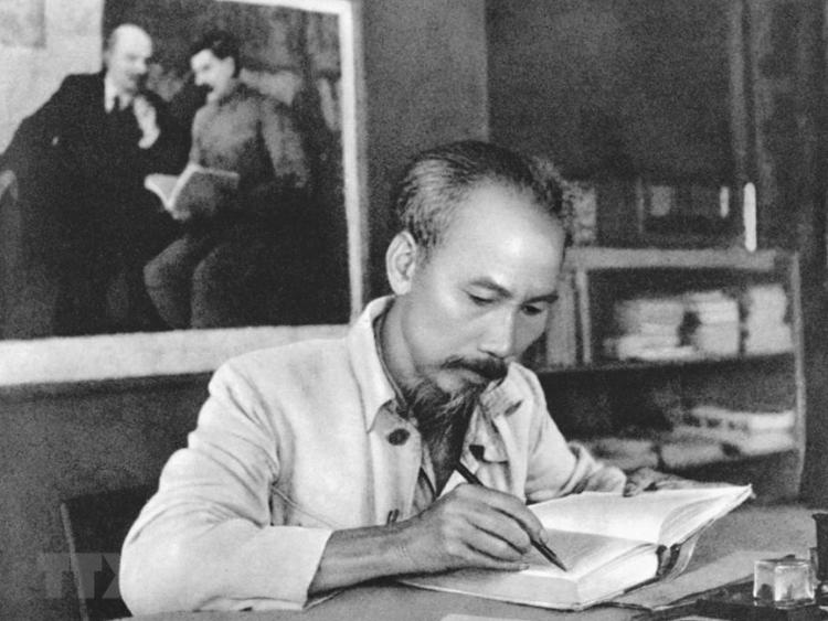 Quán triệt tư tưởng của Chủ tịch Hồ Chí Minh vào công tác nghiên cứu văn học