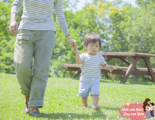 Những đứa trẻ đi chân trần và đứa trẻ đi tất sẽ khác biệt về thể chất sau 3 năm - 4