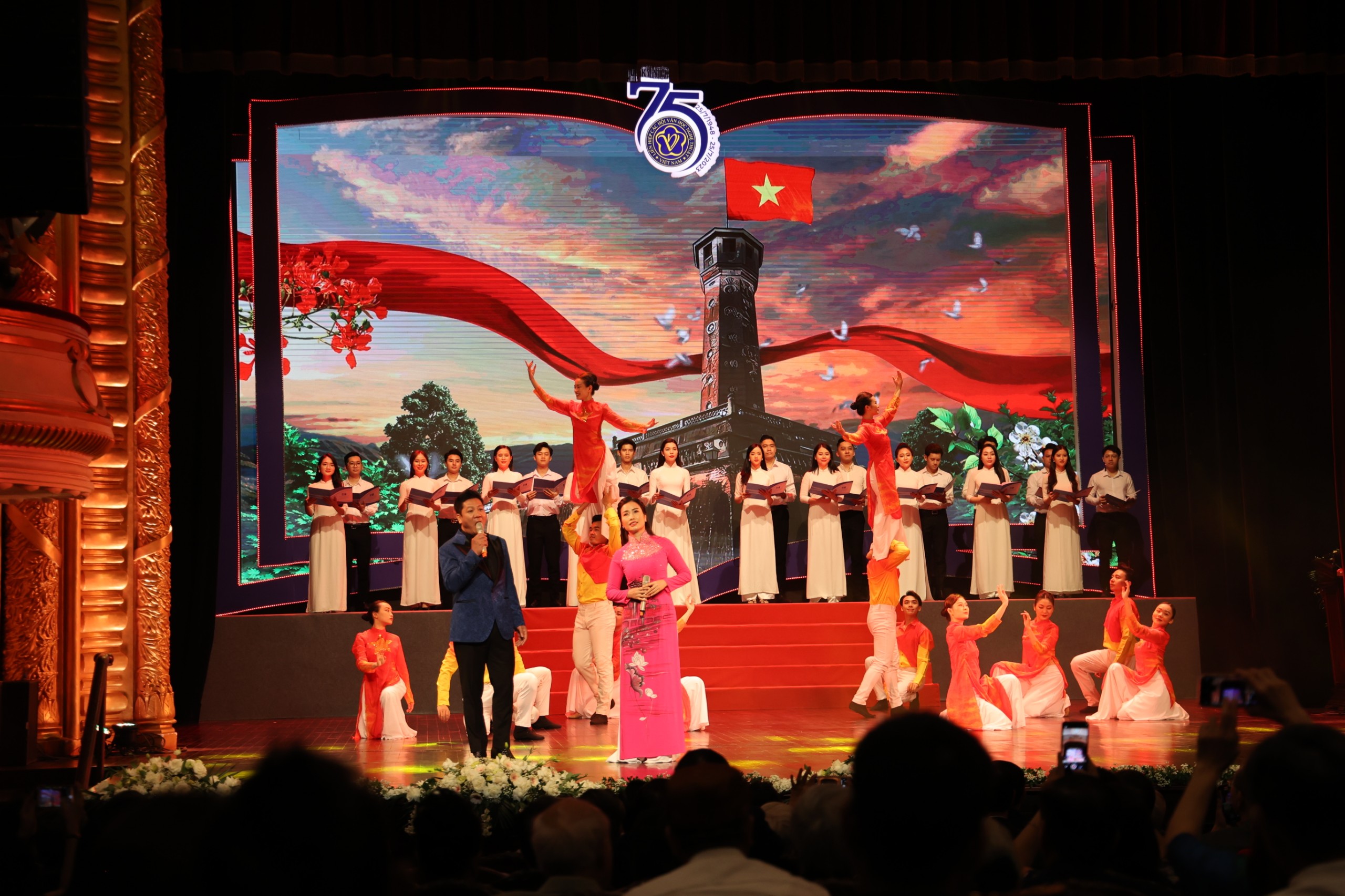 (Ảnh) Lễ kỷ niệm 75 năm thành lập Liên hiệp các Hội Văn học nghệ thuật Việt Nam - 7