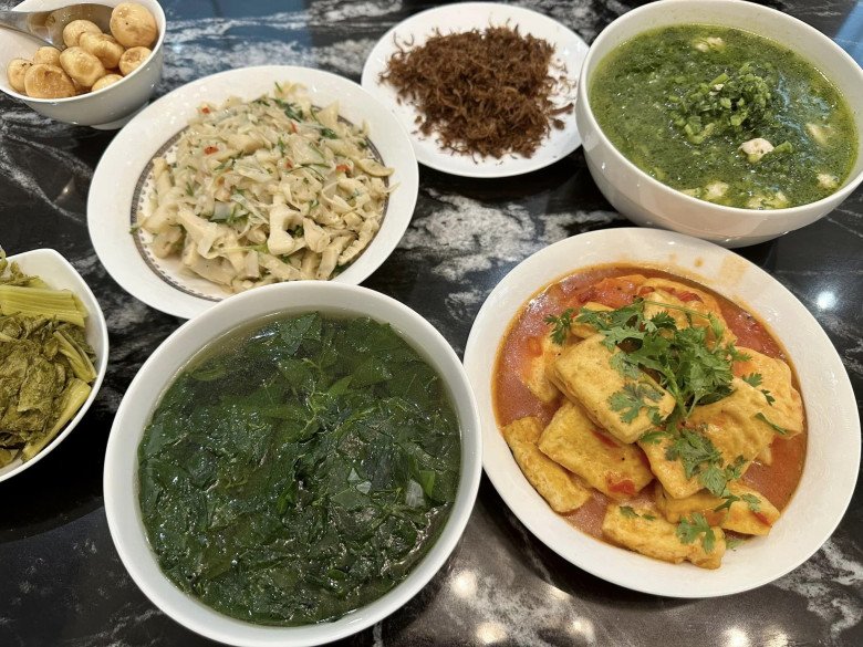 Đi Tây ăn toàn thịt, Tuấn Hưng về khoe bữa ăn tại nhà đầy rau, khen mẹ và vợ Chủ tịch "biết ý" - 15