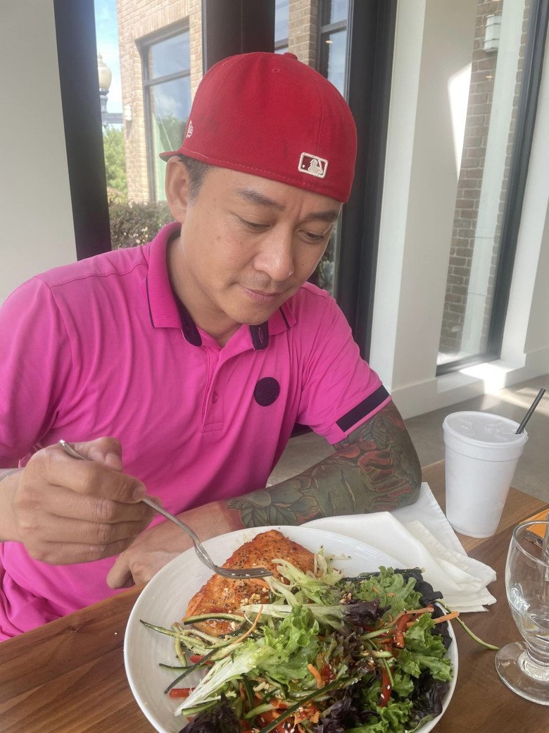 Đi Tây ăn toàn thịt, Tuấn Hưng về khoe bữa ăn tại nhà đầy rau, khen mẹ và vợ Chủ tịch "biết ý" - 13