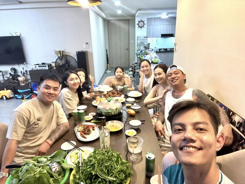 Đi Tây ăn toàn thịt, Tuấn Hưng về khoe bữa ăn tại nhà đầy rau, khen mẹ và vợ Chủ tịch "biết ý" - 1