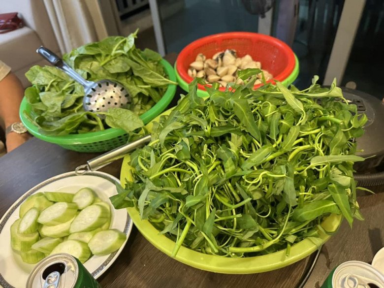 Đi Tây ăn toàn thịt, Tuấn Hưng về khoe bữa ăn tại nhà đầy rau, khen mẹ và vợ Chủ tịch "biết ý" - 2