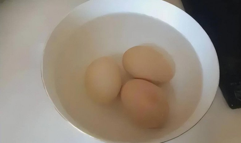 Luộc trứng dùng nước sôi hay nước lạnh đều sai bét, nhớ 5 điểm này, luộc xong chỉ chạm nhẹ là vỏ tự bong - 2