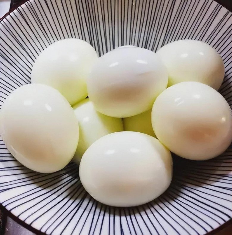 Luộc trứng dùng nước sôi hay nước lạnh đều sai bét, nhớ 5 điểm này, luộc xong chỉ chạm nhẹ là vỏ tự bong - 7