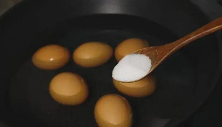 Luộc trứng dùng nước sôi hay nước lạnh đều sai bét, nhớ 5 điểm này, luộc xong chỉ chạm nhẹ là vỏ tự bong - 5