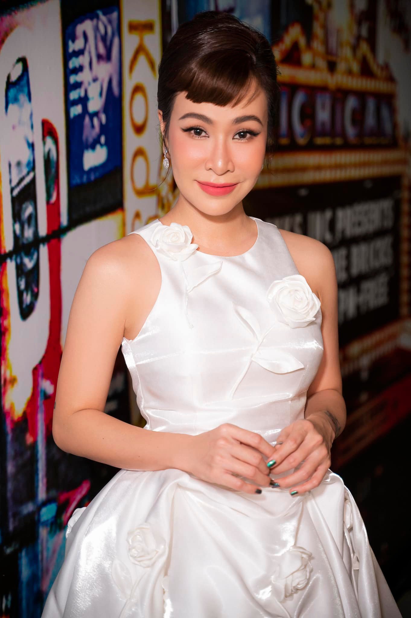 Uyên Linh nói gì về vụ bị khán giả bức xúc giật mic khi đang hát? - 1