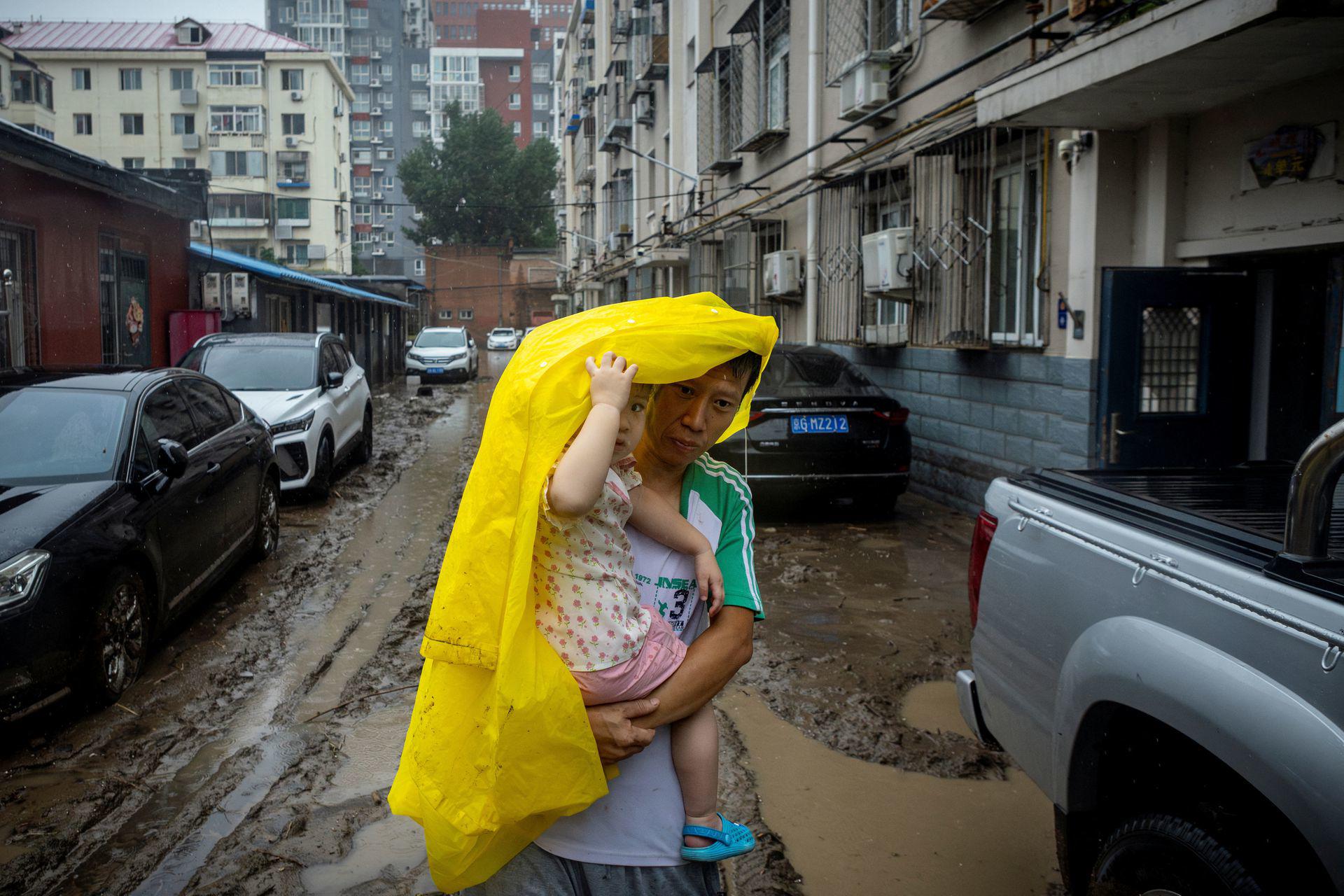 Mưa lớn kỷ lục gây ngập lụt ở Bắc Kinh: Nhiều người thiệt mạng và mất tích - 3