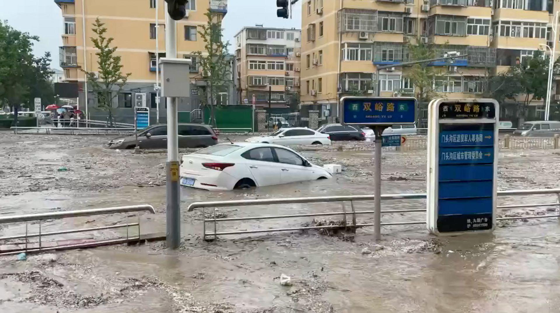 Mưa lớn kỷ lục gây ngập lụt ở Bắc Kinh: Nhiều người thiệt mạng và mất tích - 1