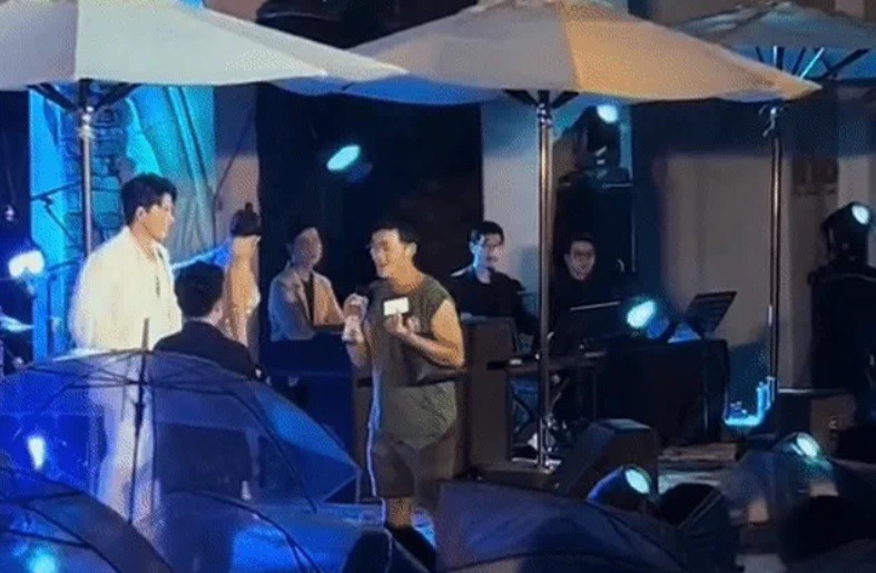 Uyên Linh nói gì về vụ bị khán giả bức xúc giật mic khi đang hát? - 2