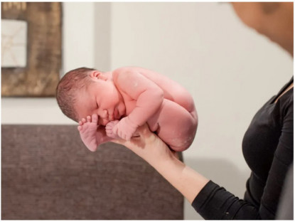 Nhiếp ảnh - Khoảnh khắc diệu kỳ: Những em bé chào đời trong tư thế cuộn tròn như ở bụng mẹ