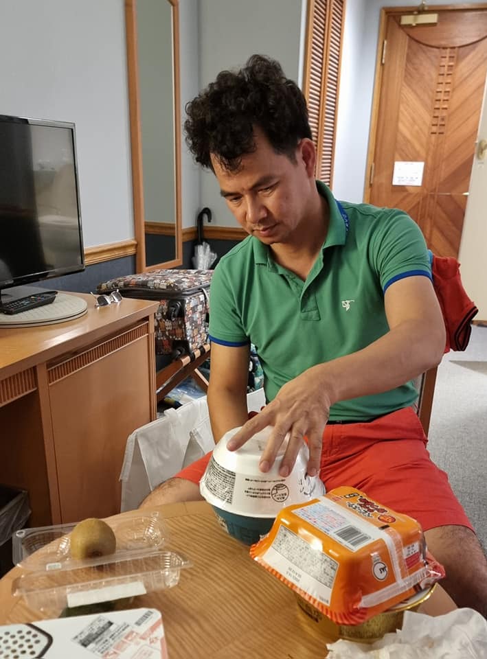 Danh hài Xuân Bắc ngồi trong khách sạn pha mì nhưng xúc động câu chuyện phía sau - 4