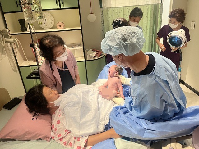 Bà mẹ U50 sinh 9 con, thị trưởng đích thân đến tận nơi chúc mừng, trao quà khủng - 1