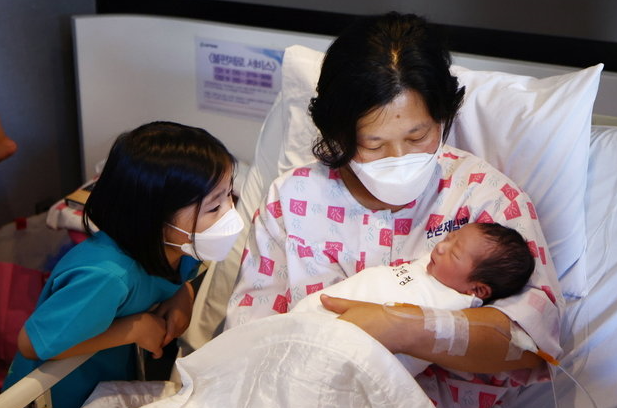 Bà mẹ U50 sinh 9 con, thị trưởng đích thân đến tận nơi chúc mừng, trao quà khủng - 3