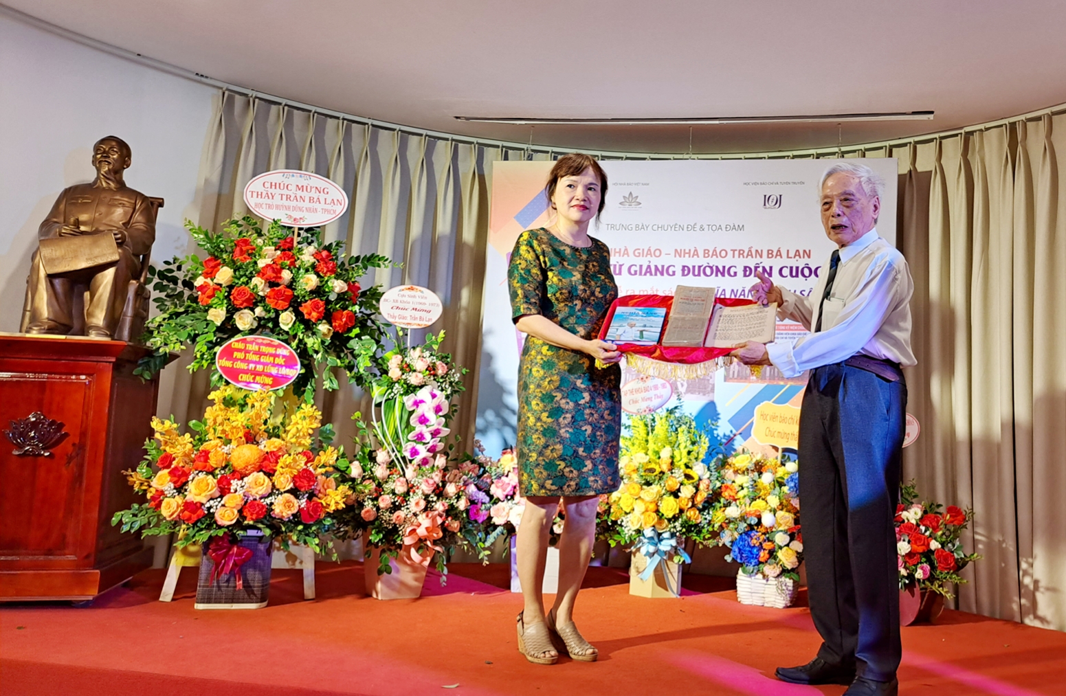 “Nghĩa nặng tình sâu” của một nhà báo, nhà giáo đáng kính - 6