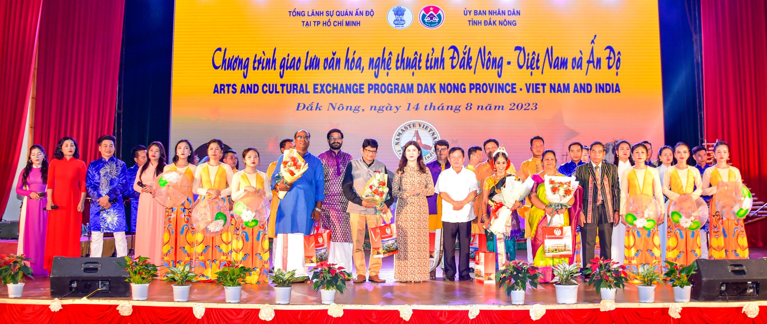 Chuyến công tác của Chủ tịch Liên hiệp các Hội Văn học nghệ thuật Việt Nam tại các tỉnh Phía Nam - 3