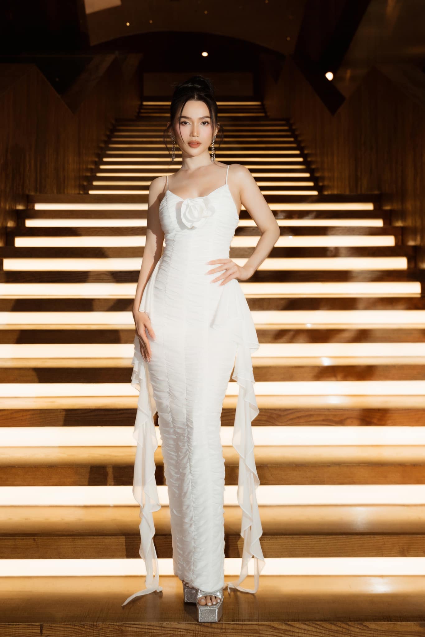 Thấp bé nhẹ cân, Sĩ Thanh khéo mặc nên lên ảnh nhìn tưởng 1m7 - 4